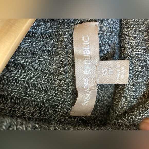 Banana Republic Sweater - Grey - XS (Very Warm!) - Picture 3 of 3
